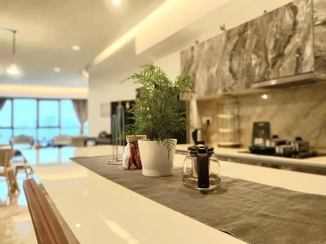 Regalia Suites With Infinity Pool Klcc By Staycation Homes Kuala Lumpur Extérieur photo